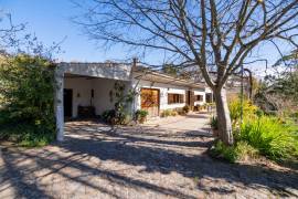 Property with detached house in a top location