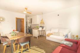 Doppelhaushälfte mit Vorgarten vorne und Hinterhof