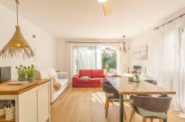 Doppelhaushälfte mit Vorgarten vorne und Hinterhof