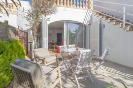 Doppelhaushälfte mit Vorgarten vorne und Hinterhof