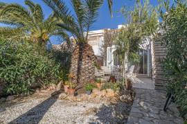 Doppelhaushälfte mit Vorgarten vorne und Hinterhof