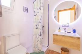 Doppelhaushälfte mit Vorgarten vorne und Hinterhof