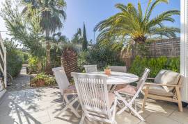 Doppelhaushälfte mit Vorgarten vorne und Hinterhof