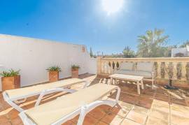 Doppelhaushälfte mit Vorgarten vorne und Hinterhof