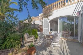 Doppelhaushälfte mit Vorgarten vorne und Hinterhof