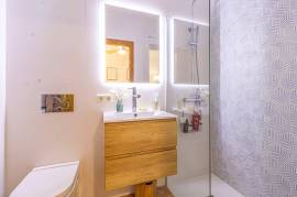 Doppelhaushälfte mit Vorgarten vorne und Hinterhof