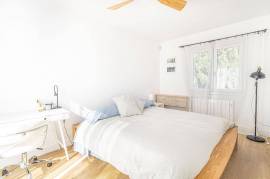 Doppelhaushälfte mit Vorgarten vorne und Hinterhof