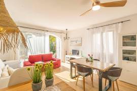 Doppelhaushälfte mit Vorgarten vorne und Hinterhof