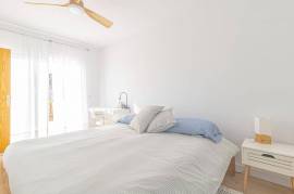 Doppelhaushälfte mit Vorgarten vorne und Hinterhof