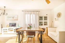 Doppelhaushälfte mit Vorgarten vorne und Hinterhof