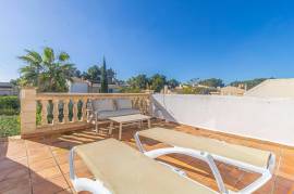 Doppelhaushälfte mit Vorgarten vorne und Hinterhof