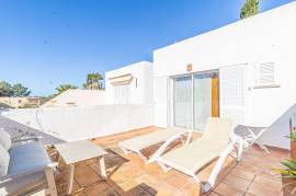 Doppelhaushälfte mit Vorgarten vorne und Hinterhof