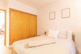 Doppelhaushälfte mit Vorgarten vorne und Hinterhof