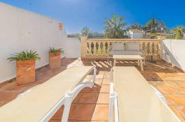 Doppelhaushälfte mit Vorgarten vorne und Hinterhof