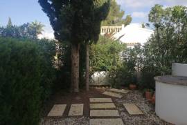 Doppelhaushälfte mit Vorgarten vorne und Hinterhof