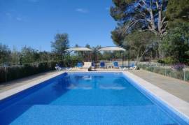 Landhaus mit Pool und Sportplatz