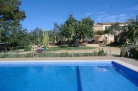 Country house with pool and sports ground