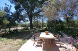 Casa de campo con piscina y campo deportivo