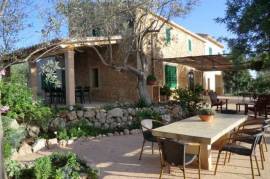 Country house with pool and sports ground