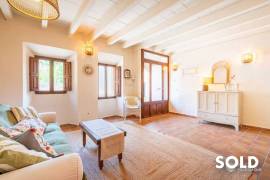 Refurbished town house in Los Damunt