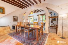 Historisches Haus mit Natursteinfassade und Pool