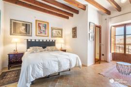 Historisches Haus mit Natursteinfassade und Pool
