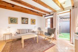 Historisches Haus mit Natursteinfassade und Pool