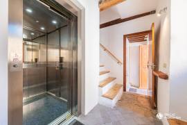 Historisches Haus mit Natursteinfassade und Pool