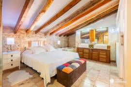 Historisches Haus mit Natursteinfassade und Pool