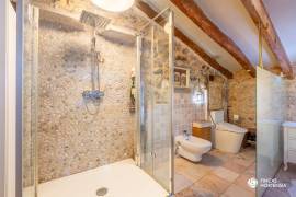 Historisches Haus mit Natursteinfassade und Pool