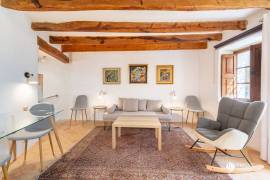 Historisches Haus mit Natursteinfassade und Pool