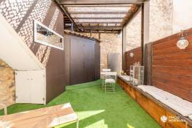 Historisches Haus mit Natursteinfassade und Pool