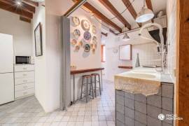 Historisches Haus mit Natursteinfassade und Pool