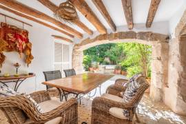 Historisches Haus mit Natursteinfassade und Pool