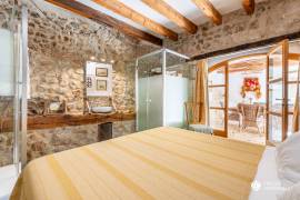 Historisches Haus mit Natursteinfassade und Pool