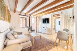 Historisches Haus mit Natursteinfassade und Pool