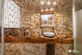Historisches Haus mit Natursteinfassade und Pool