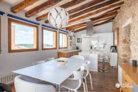 Historisches Haus mit Natursteinfassade und Pool
