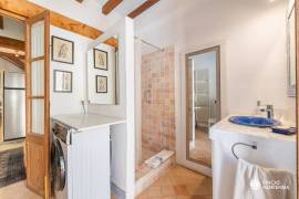 Historisches Haus mit Natursteinfassade und Pool