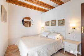 Historisches Haus mit Natursteinfassade und Pool