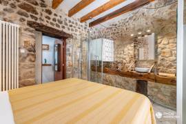 Historisches Haus mit Natursteinfassade und Pool