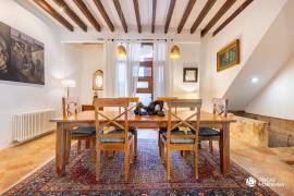 Historisches Haus mit Natursteinfassade und Pool