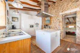 Historisches Haus mit Natursteinfassade und Pool