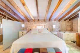 Historisches Haus mit Natursteinfassade und Pool