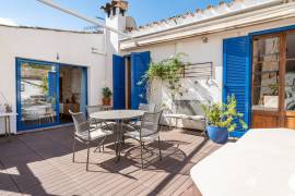Historisches Haus mit Natursteinfassade und Pool