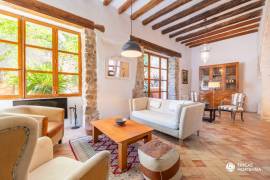 Historisches Haus mit Natursteinfassade und Pool