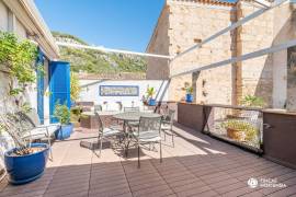 Historisches Haus mit Natursteinfassade und Pool