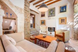 Historisches Haus mit Natursteinfassade und Pool