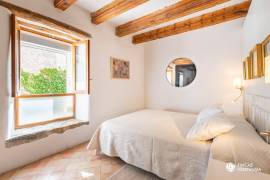 Historisches Haus mit Natursteinfassade und Pool