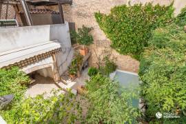 Historisches Haus mit Natursteinfassade und Pool
